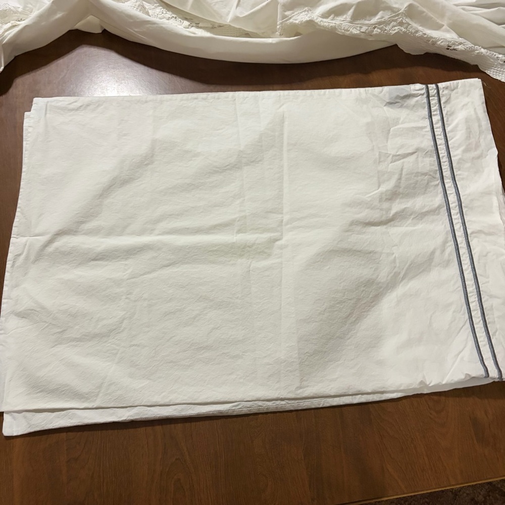 Fieldcrest queen pillowcases - Picture 3 of 3